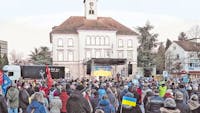 Mehrere hundert Menschen kommen am 8. März zur Friedensdemo auf den Sindelfinger Marktplatz. Bild: Dettenmeyer