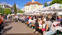 Schönes Wetter, gutes Essen und viele Besucher – Traumstart für den Sindelfinger Schlemmermarkt auf dem Marktplatz.  Bild: Dettenmeyer