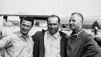 Großer Preis von Frankreich in Reims, 4. Juli 1954. Das Mercedes-Benz Rennfahrer-Team von links: Hans Herrmann, Juan Manuel Fangio und Karl Kling. Fangio und Kling erzielen für die Marke einen Doppelsieg. Herrmann fährt die schnellste Runde. 