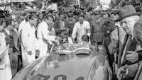 Mille Miglia (Brescia/Italien), 1. Mai 1955. Startvorbereitungen in Brescia, Hans Herrmann am Steuer und Beifahrer Hermann Eger (Startnummer 704) auf Mercedes-Benz Rennsportwagen Typ 300 SLR. Alfred Neubauer (rechts im Bild).